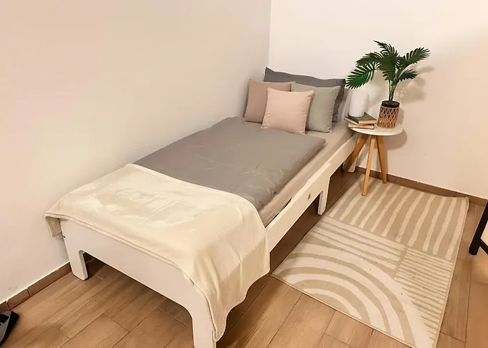 Cozy & Spacious Brick Basement Cityloft - 3 Beds For 4 Persons, Smart Projector - Location - 20 Min To Center * Viena