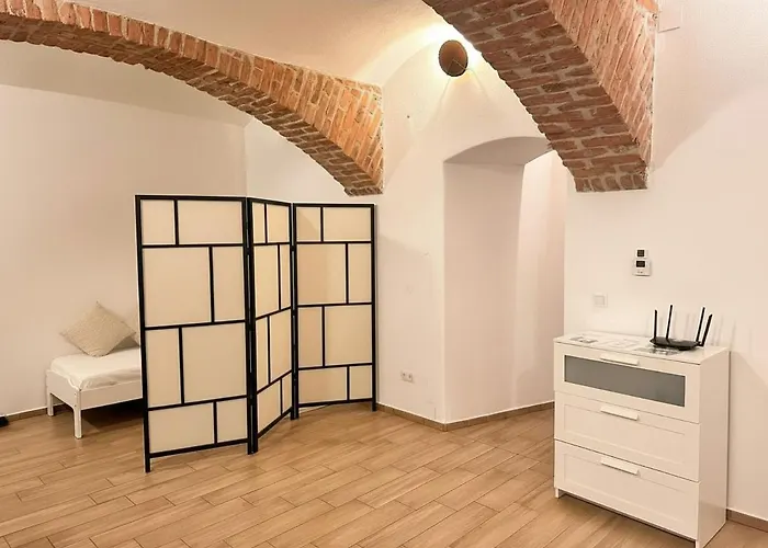 Cozy & Spacious Brick Basement Cityloft - 3 Beds For 4 Persons, Smart Projector - Location - 20 Min To Center Viena