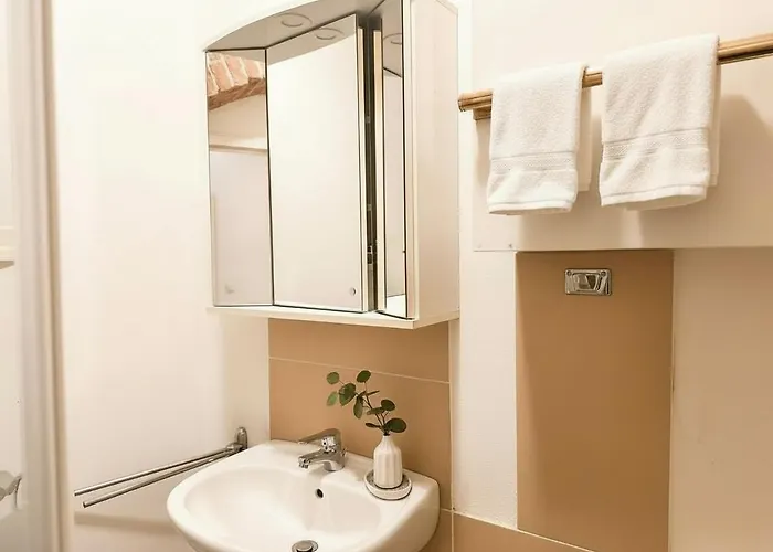 Apartamento Cozy & Spacious Brick Basement Cityloft - 3 Beds For 4 Persons, Smart Projector - Location - 20 Min To Center Viena